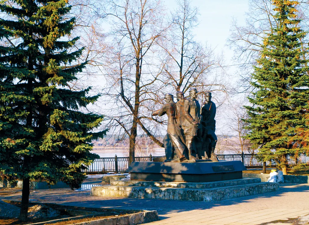 Памятник красноармейцам в сквере Решетникова/ The Monument to the Red Army Soldiers