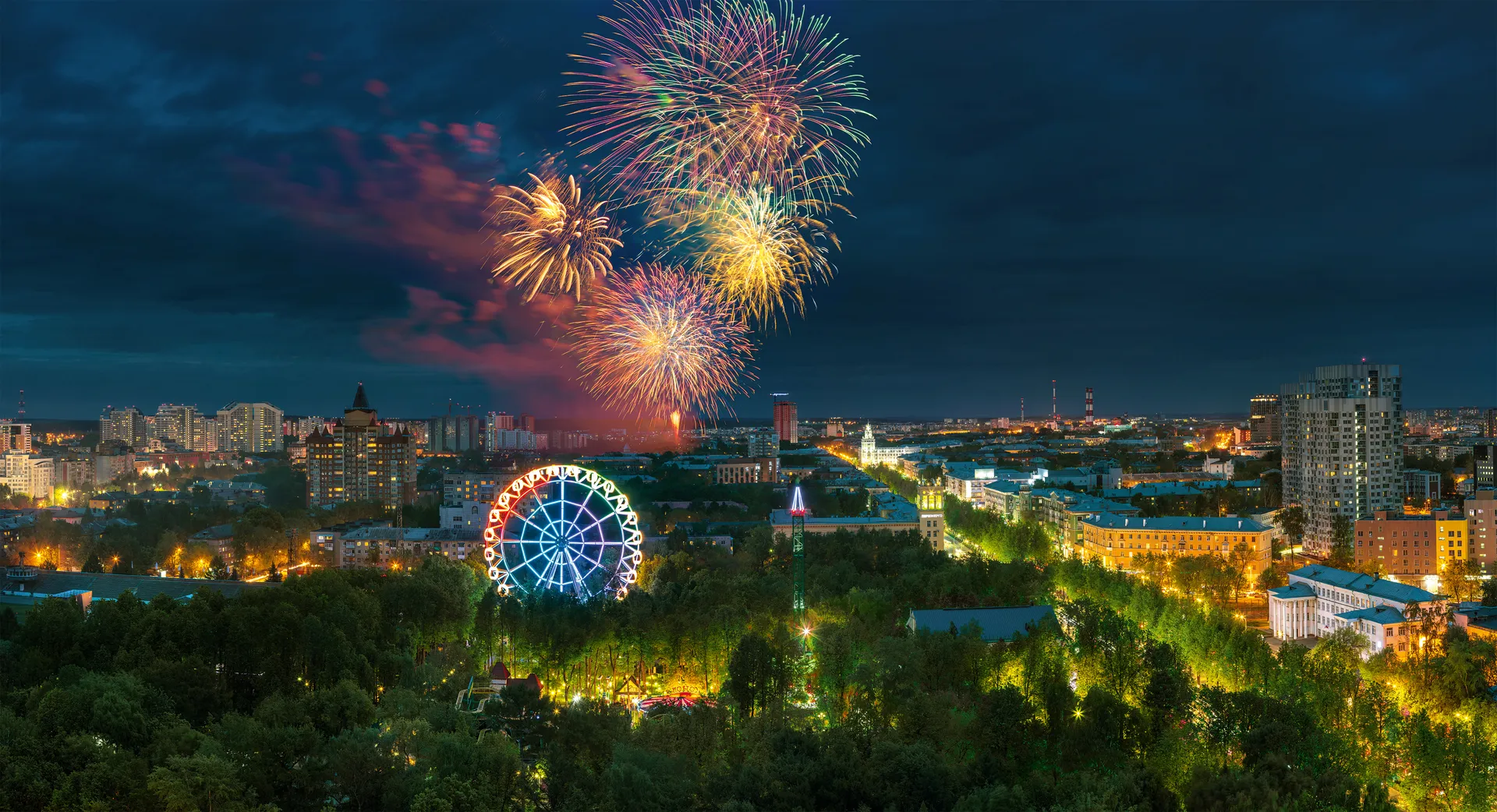 Вид на колесо обозрения в парке им. Горького / A view of the Ferris wheel in the Gorky Park