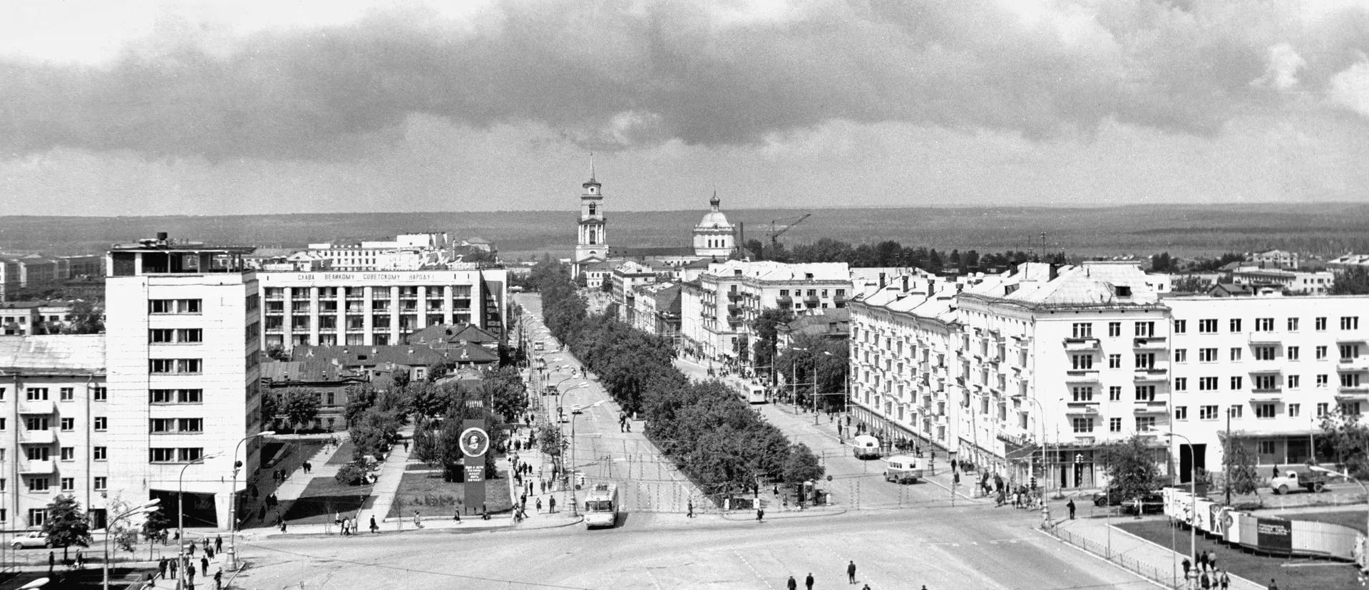 Комсомольский проспект, вид на Октябрьскую площадь, 1969 г. / Komsomolsky Avenue, view of Oktyabrskaya Square, 1969