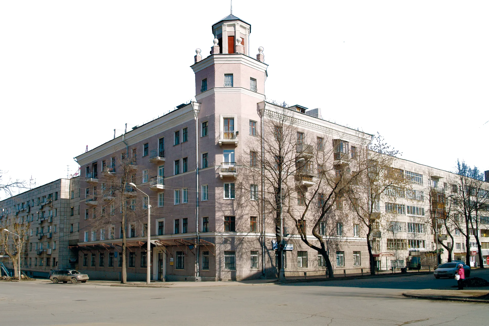Здание на перекрестке улиц Екатерининская и 25 Октября / Soviet architecture at the Crossroads of Ekaterininskaya and 25 October streets